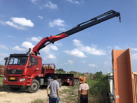 点击查看详细信息<br>标题：30吨折臂吊 阅读次数：2353